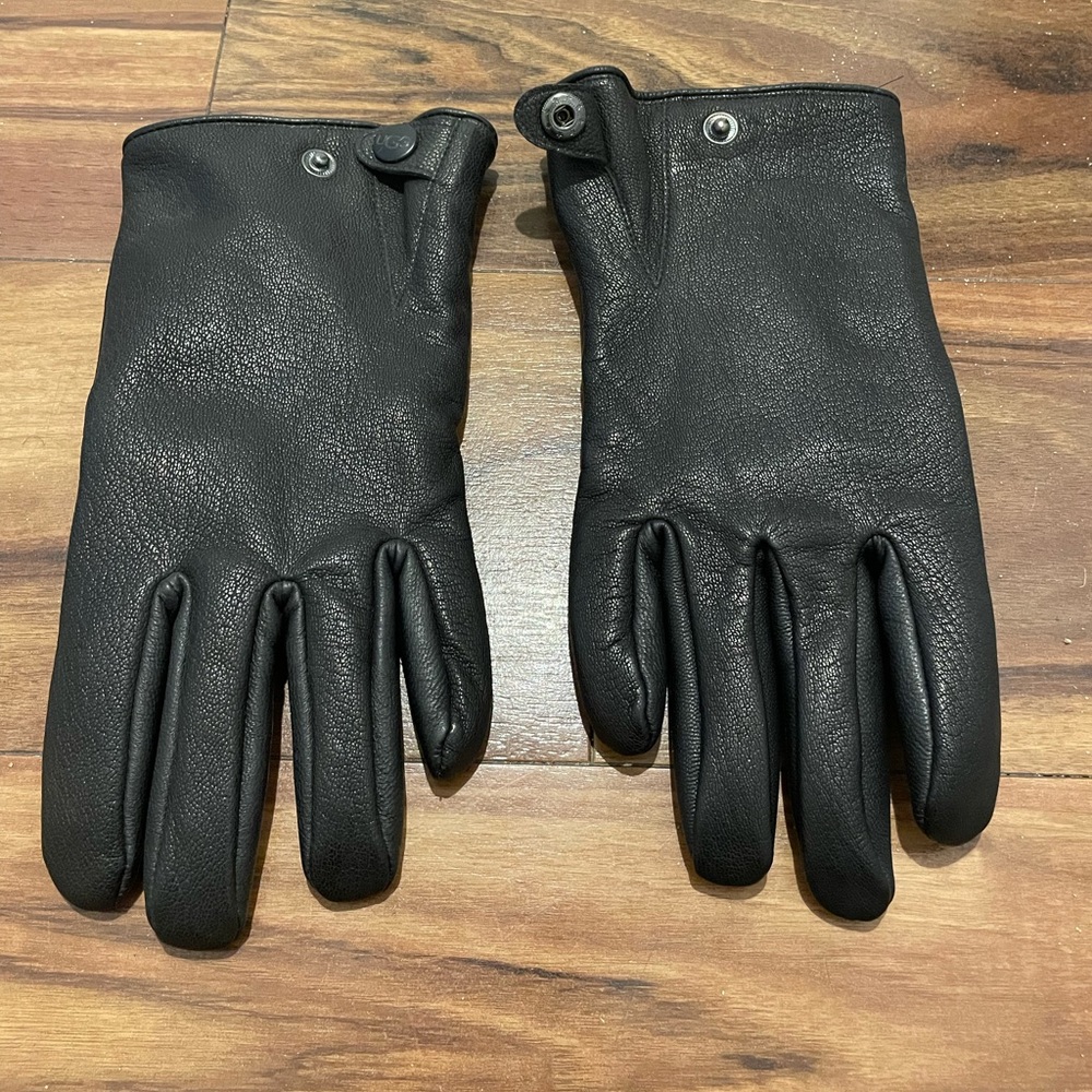 UGG Men’s Tabbed-Splice Vent Leather Gloves, Black, Medium